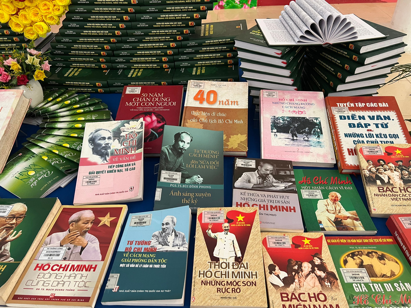 Thủ đô Hà Nội là một trong những địa điểm được Chủ tịch Hồ Chí Minh lựa chọn sống và làm việc lâu nhất. Hà Nội cũng là địa điểm ghi dấu những cột mốc quan trọng trong cuộc đời hoạt động cách mạng của vị lãnh tụ kính yêu. Tại đây, Người đã soạn thảo nhiều văn bản, quyết sách quan trọng liên quan vận mệnh của cả dân tộc. Đó là bản Tuyên ngôn Độc lập khai sinh ra nước Việt Nam Dân chủ Cộng hòa, Lời kêu gọi Toàn quốc kháng chiến, Lời kêu gọi đồng bào và chiến sĩ cả nước với câu nói đã trở thành chân lý của thời đại “Không có gì quý hơn độc lập, tự do", và bản di chúc - tài sản vô giá của Người để lại trong kho tàng văn hóa của dân tộc.