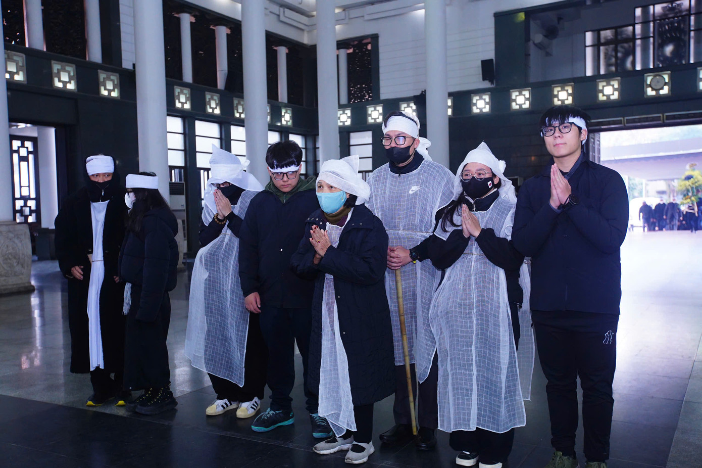 Sáng 26/2, gia đình, họ tộc, bạn bè, thân hữu và đồng nghiệp của nhà thơ, nhà báo Dương Xuân Nam có mặt tại Nhà tang lễ số 5 Trần Thánh Tông (Hà Nội) để đưa tiễn ông về nơi an nghỉ cuối cùng.