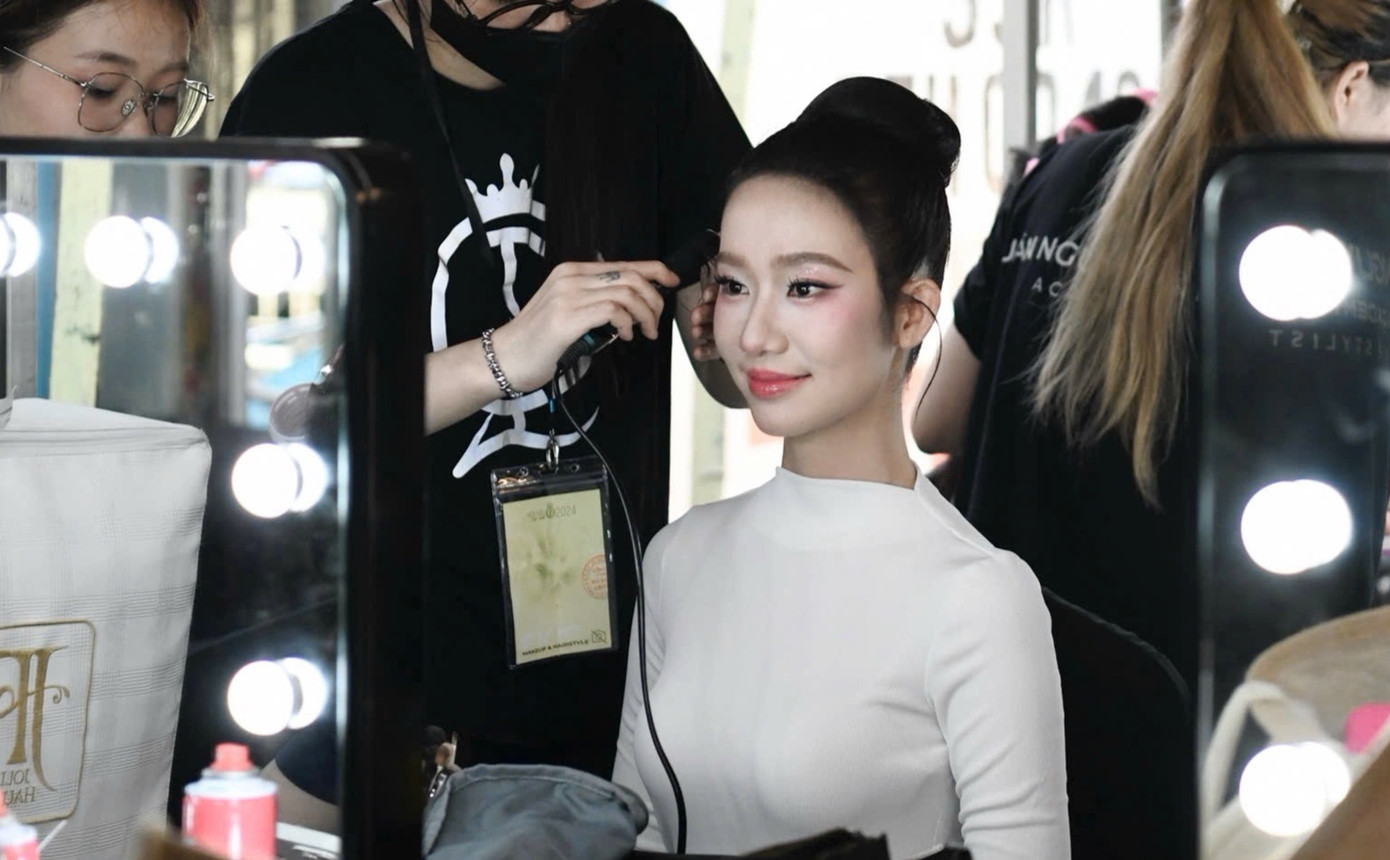 Thí sinh Nguyễn Phương Nhi ở hậu trường. Cô gái đến từ TP Huế quyết tâm đem vương miện về làm rạng danh quê hương.