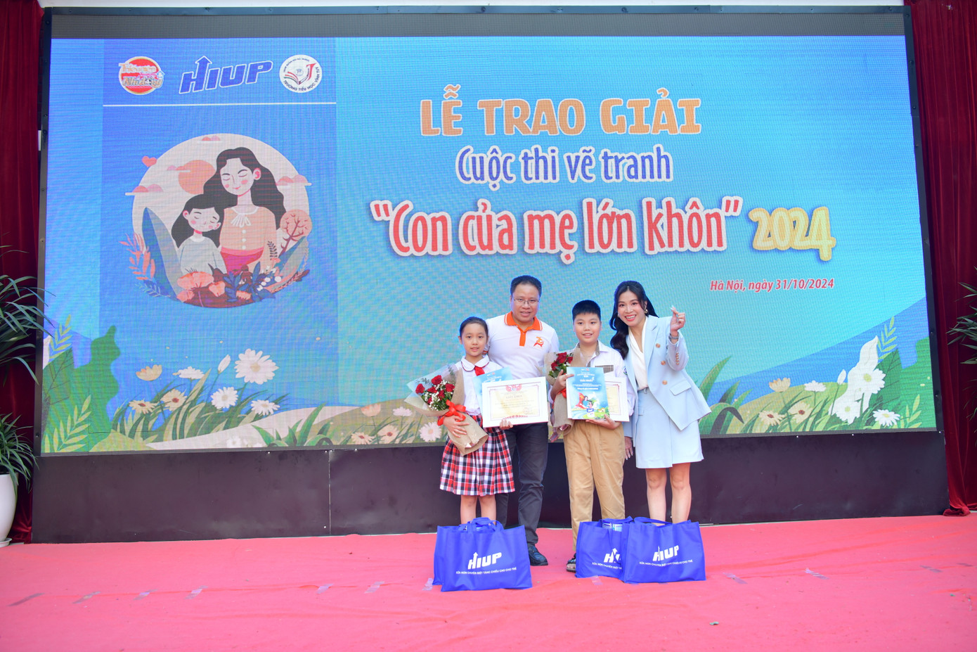 Ban tổ chức trao giải cho hai tác phẩm đoạt giải nhất. Ban tổ chức trao giải cho hai tác phẩm đoạt giải nhất.