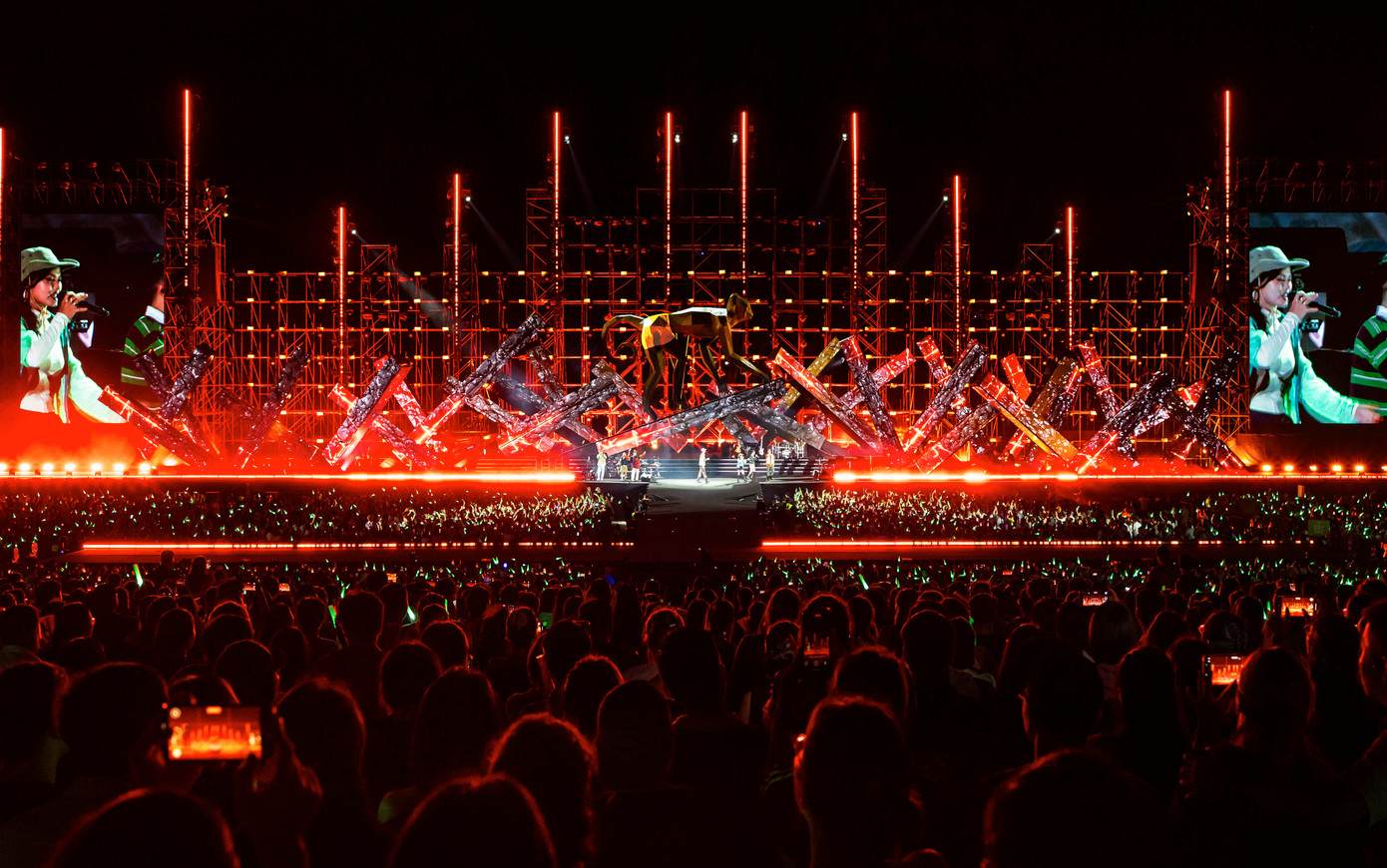 Đen trình diễn liên tục những ca khúc như Ngày lang thang, Đi theo bóng mặt trời, Nấu ăn cho em và hai bài hát kết hợp với Hà Anh Tuấn.