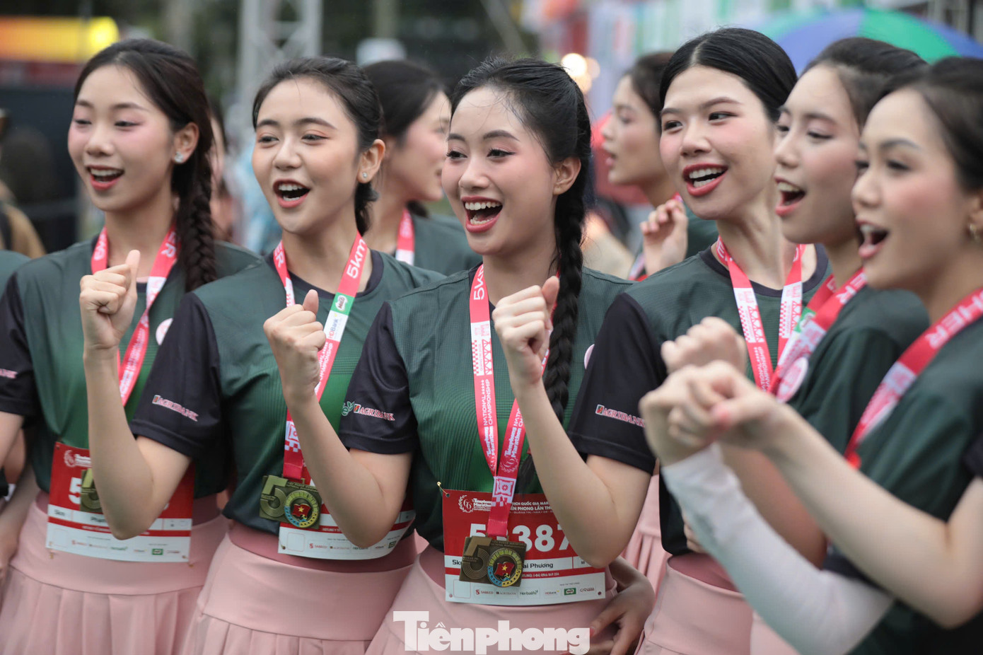 41 thí sinh dậy từ 3h sáng, sẵn sàng chinh phục đường chạy. Một số cô gái cho biết đã rèn thể lực bằng cách tập gym, chạy bộ, bơi lội... để chuẩn bị cho Tiền Phong Marathon 2025.