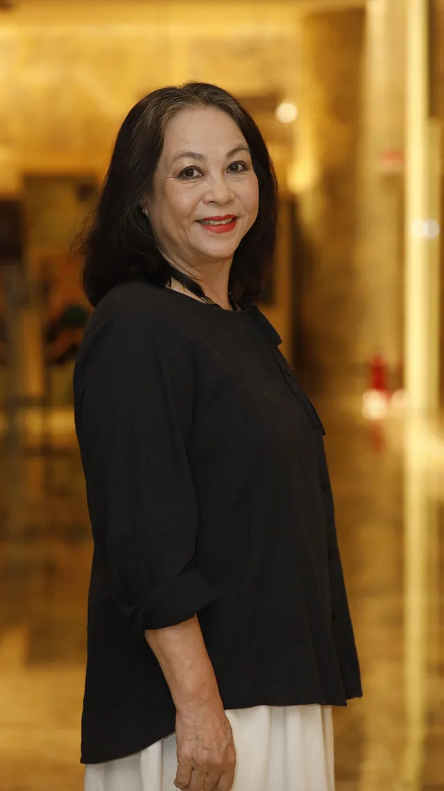 Ở tuổi ngoài 60, bà sống bình yên, thích sự đơn giản. Ở tuổi ngoài 60, bà sống bình yên, thích sự đơn giản.