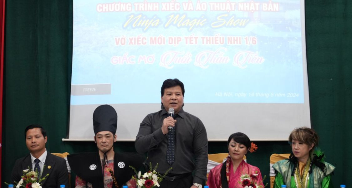 Giám đốc Liên đoàn Xiếc Việt Nam (giữa) giới thiệu hai sản phẩm mới phục vụ thiếu nhi dịp hè. Giám đốc Liên đoàn Xiếc Việt Nam (giữa) giới thiệu hai sản phẩm mới phục vụ thiếu nhi dịp hè.