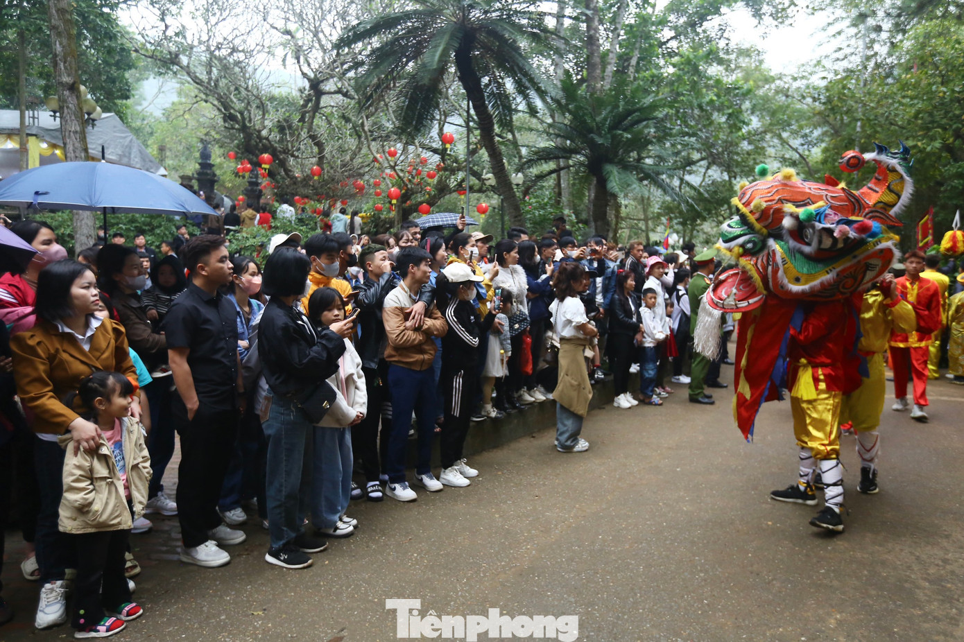 Lễ hội Gióng 2024 tại huyện Sóc Sơn được tổ chức trong 3 ngày, từ ngày 15-17/2 (tức mùng 6 đến mùng 8 tháng Giêng). So với năm ngoái, lễ khai hội diễn ra muộn hơn, từ 7h. Từ khoảng 5-6h, du khách từ các nơi và nhân dân địa phương rục rịch đổ về khu vực tổ chức lễ hội và tượng đài Thánh Gióng.