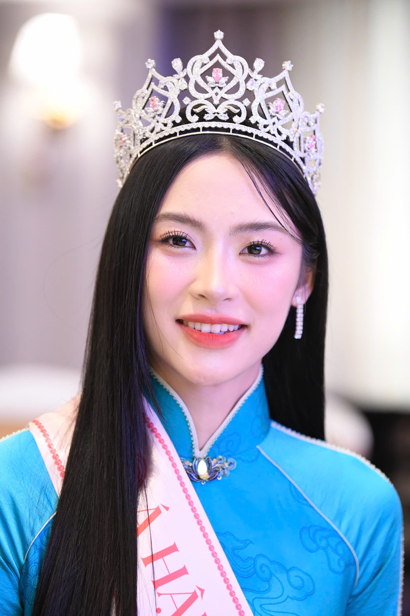 Á hậu 2 Nguyễn Thị Vân Nhi đến từ Hải Phòng. Vân Nhi được yêu mến bởi nhan sắc ngọt ngào, thanh lịch. Á hậu 2 Nguyễn Thị Vân Nhi đến từ Hải Phòng. Vân Nhi được yêu mến bởi nhan sắc ngọt ngào, thanh lịch.