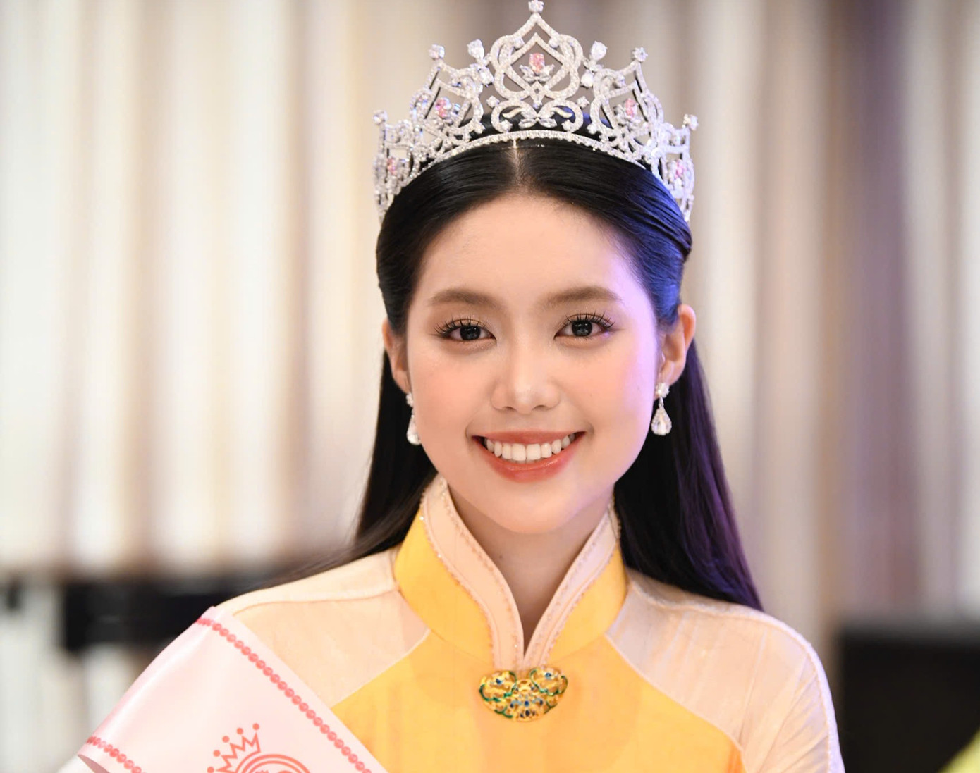 Á hậu 1 Trần Ngọc Châu Anh đến từ Hà Nội, sinh năm 2003. Đến với cuộc thi, Châu Anh từng chia sẻ muốn thể hiện hình ảnh một người con gái dịu dàng nhưng vẫn có chất “thép” của quân nhân. Á hậu 1 Trần Ngọc Châu Anh đến từ Hà Nội, sinh năm 2003. Đến với cuộc thi, Châu Anh từng chia sẻ muốn thể hiện hình ảnh một người con gái dịu dàng nhưng vẫn có chất “thép” của quân nhân.