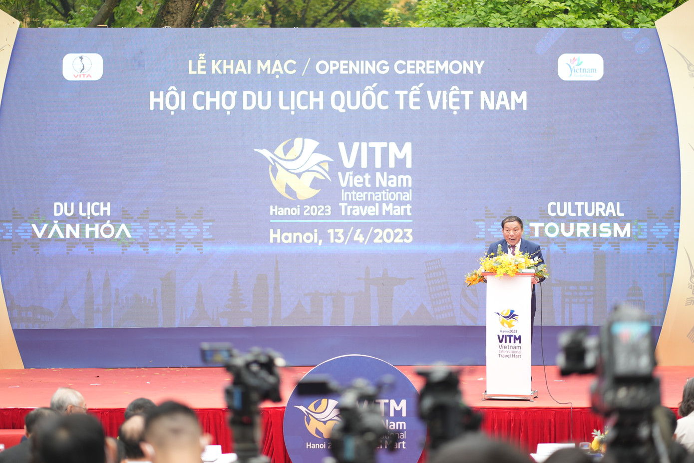 Lễ khai mạc Hội chợ Du lịch Quốc tế - VITM Hà Nội 2023 diễn ra sáng 13/4, thu hút đông đảo người dân, du khách và đại diện các doanh nghiệp lữ hành. Phát biểu khai mạc, Bộ trưởng Bộ Văn hóa, Thể thao và Du lịch Nguyễn Văn Hùng bày tỏ tin tưởng các doanh nghiệp du lịch tìm và gặp gỡ nhiều đối tác mới, tìm hướng kinh doanh mới và tạo đà cho sự phát triển của du lịch Việt Nam. "Tin rằng các địa phương sẽ kết nối được với doanh nghiệp lữ hành để chung tay phát triển sản phẩm theo hướng mỗi địa phương một sản phẩm du lịch đặc sắc, xây dựng tour, tuyến khai thác tối đa tiềm năng du lịch và phù hợp với thị hiếu của du khách”, Bộ trưởng Nguyễn Văn Hùng phát biểu. Ảnh: TRỌNG QUÂN.