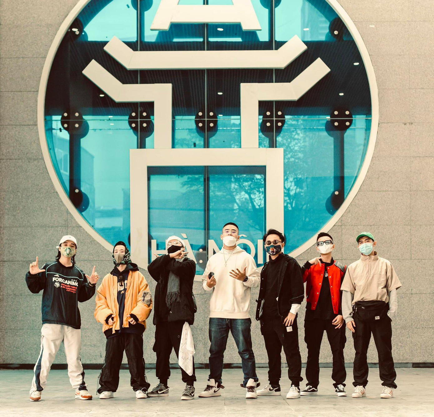 Á quân Rap Việt mùa 1 - G-Ducky (Việt Hoàng) lần đầu tiên đón Tết xa nhà. Rapper 9X mong một năm mới mạnh mẽ, kiên cường, lạc quan và tích cực đến với tất cả mọi người. Bước ra từ Rap Việt, G-Ducky hoạt động tích cực và liên tục cho ra những sản phẩm âm nhạc mới, kết hợp cùng nhiều nghệ sĩ tên tuổi.