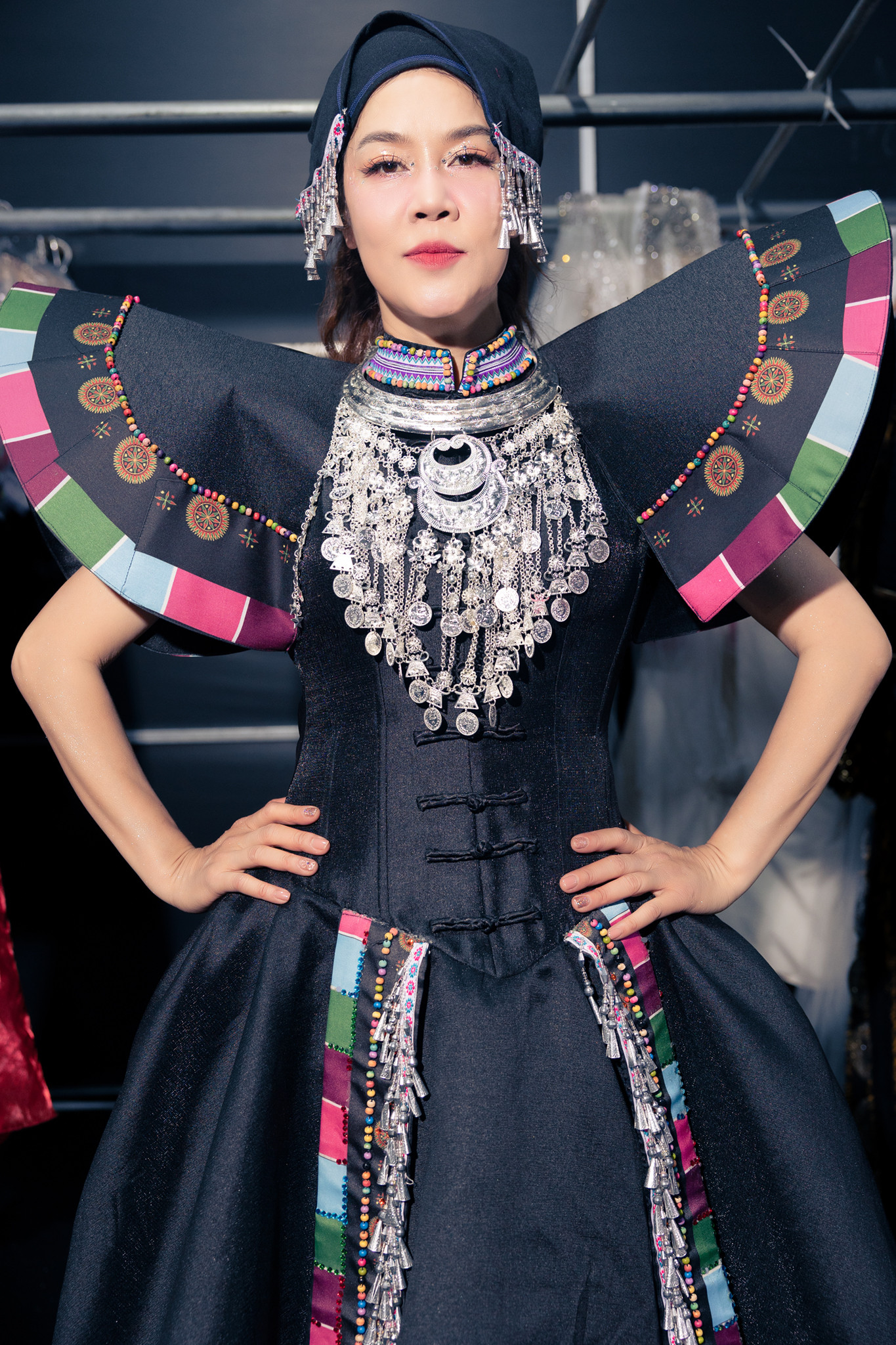 Ngoài những màn biểu diễn ấn tượng, trang phục của hơn 40 chị đẹp cũng được khán giả chú ý. Ngoài những màn biểu diễn ấn tượng, trang phục của hơn 40 chị đẹp cũng được khán giả chú ý.