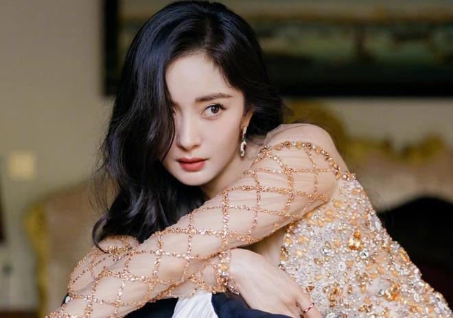 Vị trí thứ năm trong bảng xếp hạng gọi tên Dương Mịch với thu nhập 1,429 tỉ NDT (hơn 5.073 tỉ đồng) trong vòng ba năm gần đây. Không chỉ nằm trong top nữ diễn viên được trả lương cao nhất ở Trung Quốc, Dương Mịch cũng là gương mặt được các thương hiệu lớn trên thế giới vô cùng ưu ái