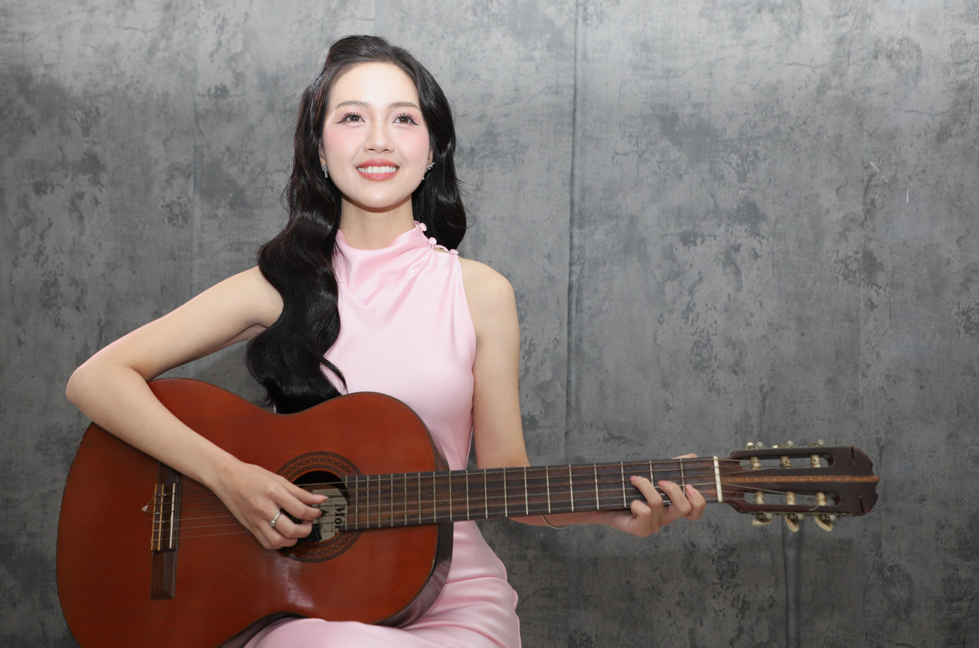 Trước đêm chung khảo, ê-kíp và dàn thí sinh cùng chuẩn bị buổi tiệc bất ngờ cho Mỹ Vân Đó cũng là lần đầu Mỹ Vân đón sinh nhật xa nhà, nhưng cô thấy rất ấm áp.