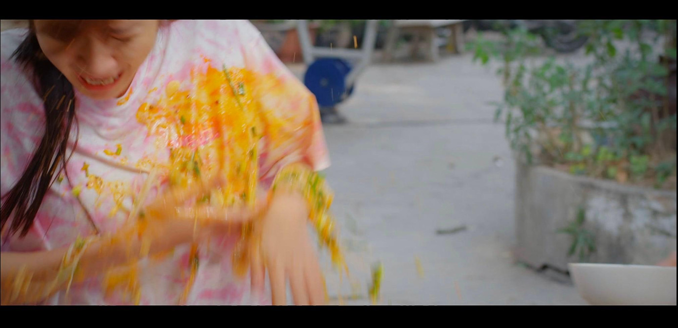 Cô út nhà bà Nga hứng trọn bát bún vào người. Cô út nhà bà Nga hứng trọn bát bún vào người.