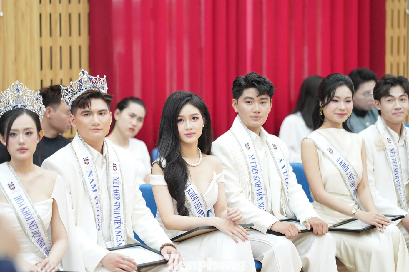 Các sinh viên là hoa khôi, nam vương, á khôi cuộc thi Nét đẹp sinh viên ngân hàng 2024.