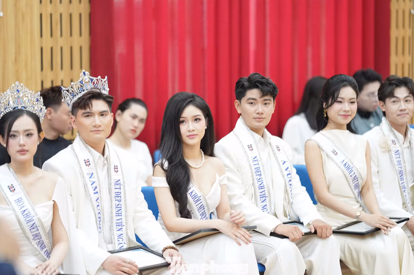 Các sinh viên là hoa khôi, nam vương, á khôi cuộc thi Nét đẹp sinh viên ngân hàng 2024.
