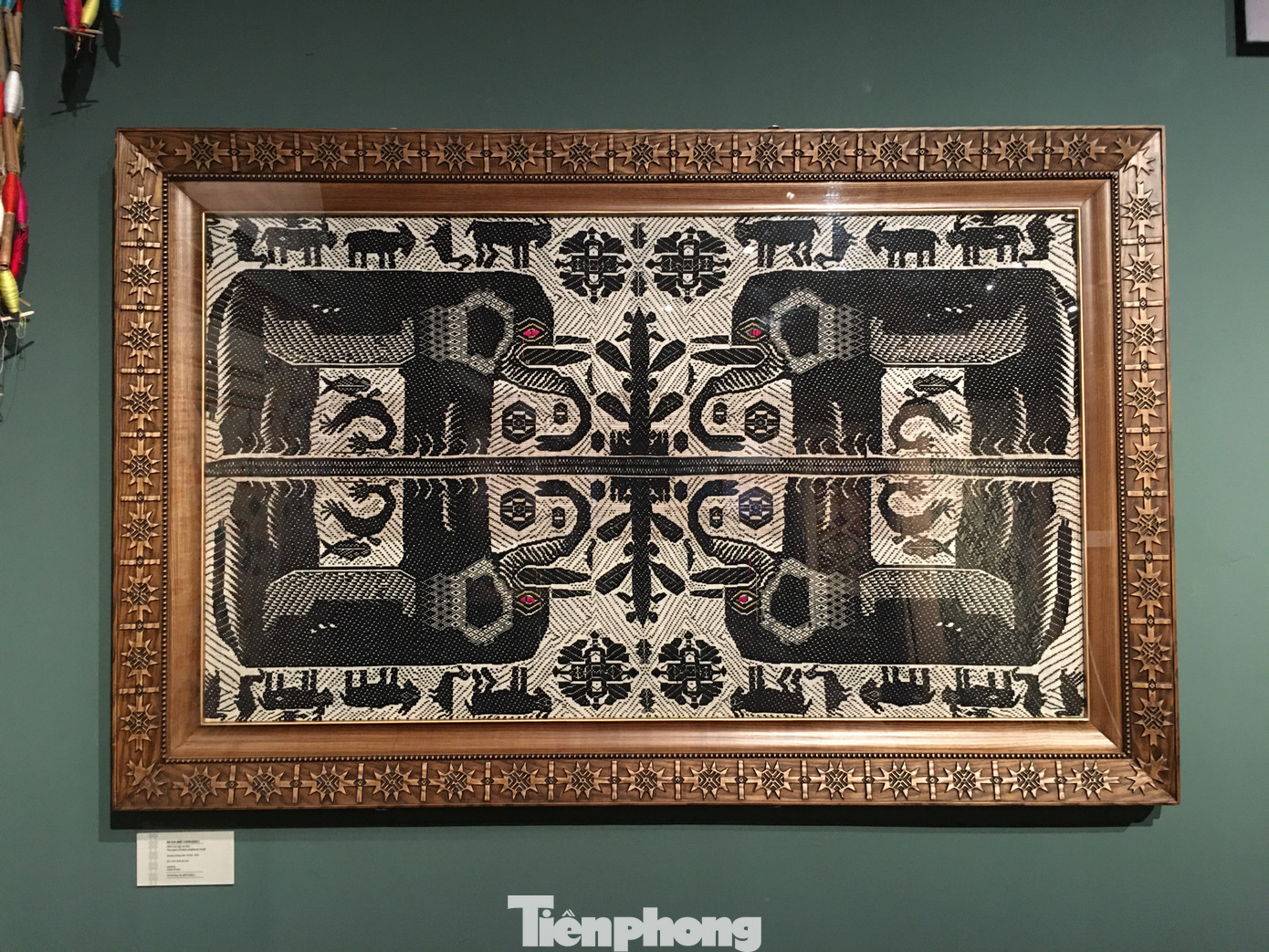 Mỗi hoa văn đều mang một ý nghĩa biểu tượng riêng. Trong văn hóa người Thái, rồng là thực thể siêu nhiên mạnh mẽ, linh thiêng. Có hai dạng hoa văn rồng chính gồm rồng cách điệu ở nhóm Tày Thanh, Tày Khăng và rồng tả thực ở nhóm Tày Mường.