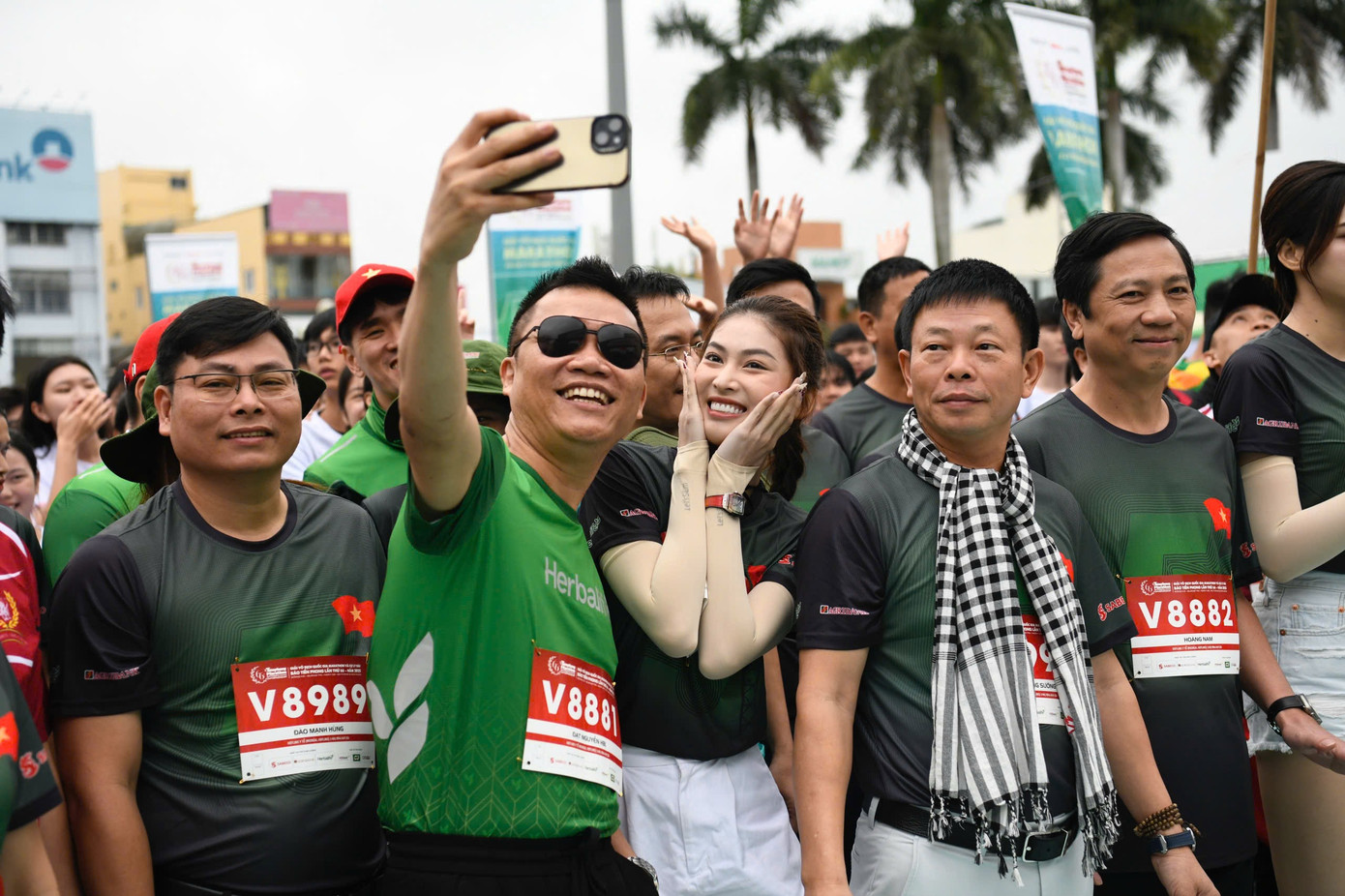 Cô bày tỏ thích thú với thời tiết mát mẻ, có mưa nhẹ ở Quảng Trị vào sáng 30/3. Dịp này, Á hậu Ngọc Thảo tham gia chạy đồng hành với thành viên ban tổ chức.