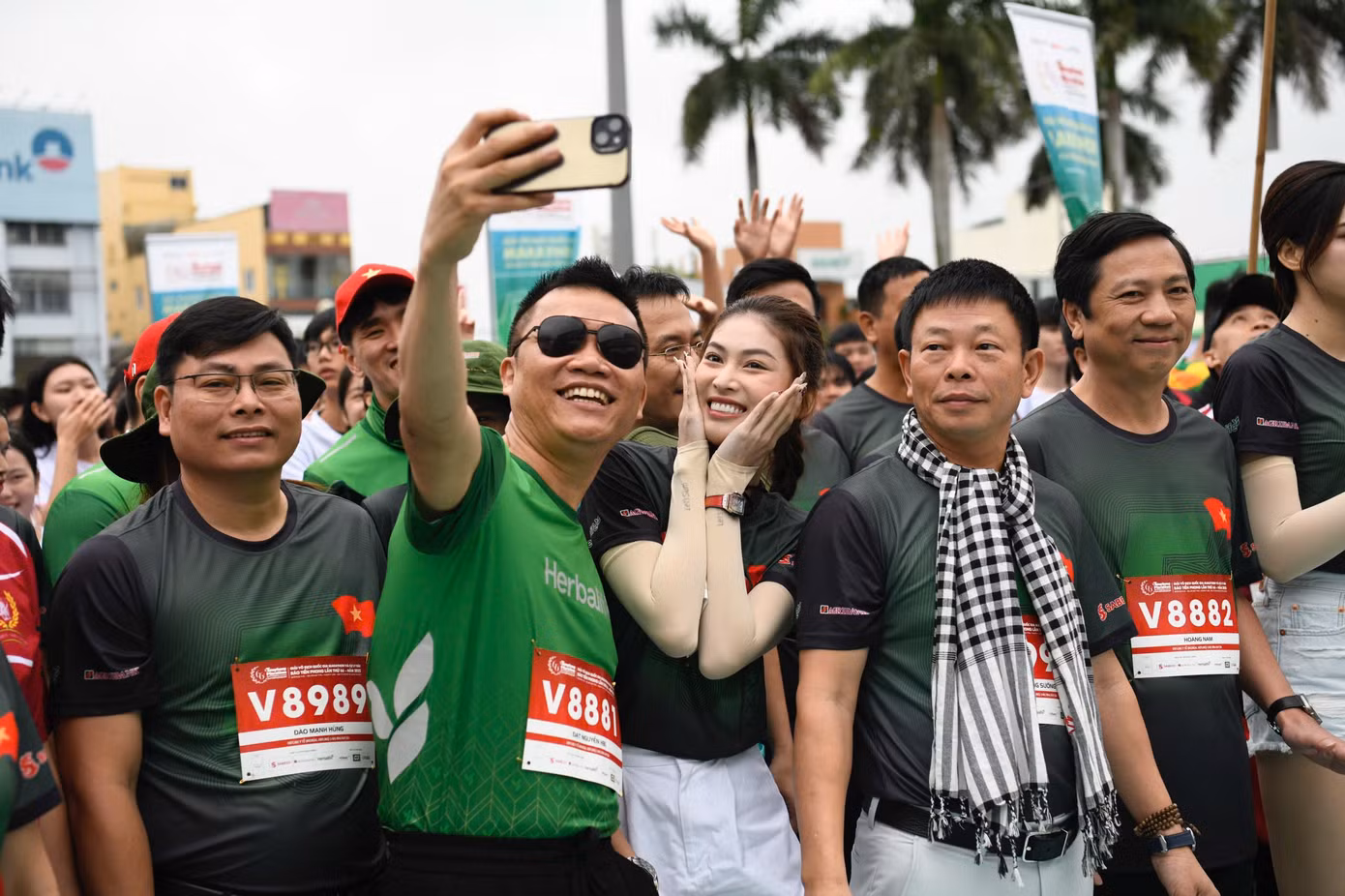 Cô bày tỏ thích thú với thời tiết mát mẻ, có mưa nhẹ ở Quảng Trị vào sáng 30/3. Dịp này, Á hậu Ngọc Thảo tham gia chạy đồng hành với thành viên ban tổ chức.