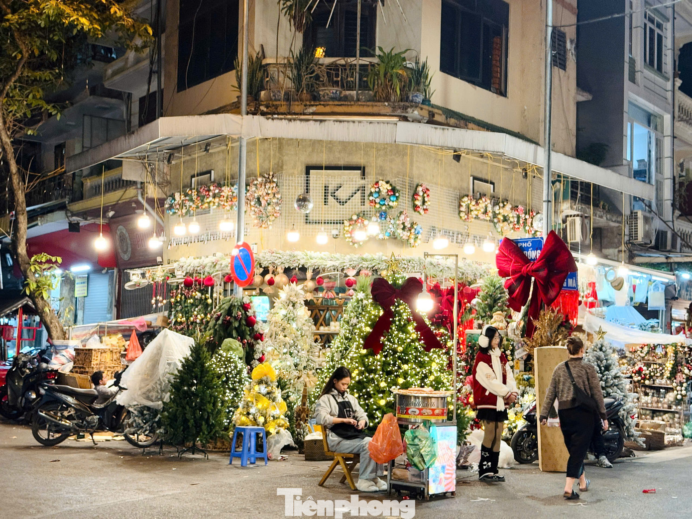 Thị trường đồ trang trí Giáng sinh nhộn nhịp cả tháng nay. Trên phố Hàng Mã (Hà Nội), các cửa hàng nhập đồ Giáng sinh để bán từ đầu tháng 11.