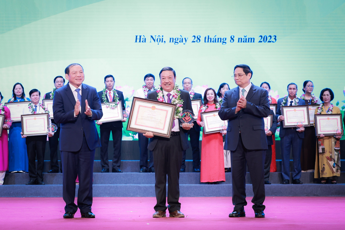 Thủ tướng Phạm Minh Chính cùng lãnh đạo Bộ VHTTDL trao biểu trưng và bằng khen cho các điển hình tiên tiến. Ảnh: Trần Huấn. Thủ tướng Phạm Minh Chính cùng lãnh đạo Bộ VHTTDL trao biểu trưng và bằng khen cho các điển hình tiên tiến. Ảnh: Trần Huấn.