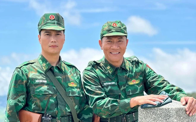 Diễn viên Hoàng Hải, Việt Anh trong trang phục bộ đội biên phòng. Diễn viên Hoàng Hải, Việt Anh trong trang phục bộ đội biên phòng.