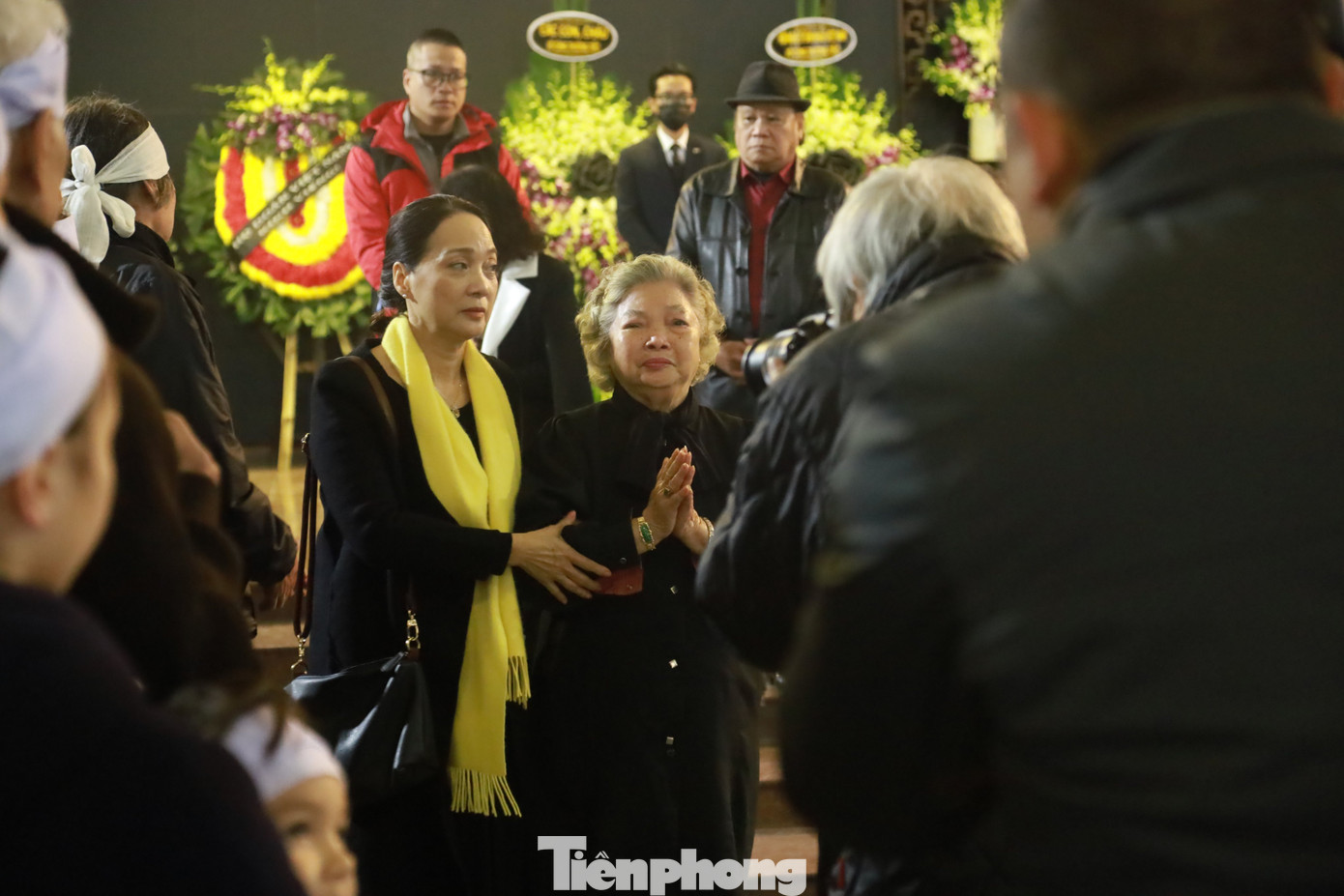 NSƯT Lê Mai được con gái - NSND Lê Khanh - dìu tới lễ tang. NSƯT Lê Mai là bạn thân của NSND Doãn Hoàng Giang. Bà quý mến NSND Doãn Hoàng Giang ở sự tử tế, thẳng thắn. Ảnh: TRỌNG TÀI. NSƯT Lê Mai được con gái - NSND Lê Khanh - dìu tới lễ tang. NSƯT Lê Mai là bạn thân của NSND Doãn Hoàng Giang. Bà quý mến NSND Doãn Hoàng Giang ở sự tử tế, thẳng thắn. Ảnh: TRỌNG TÀI.