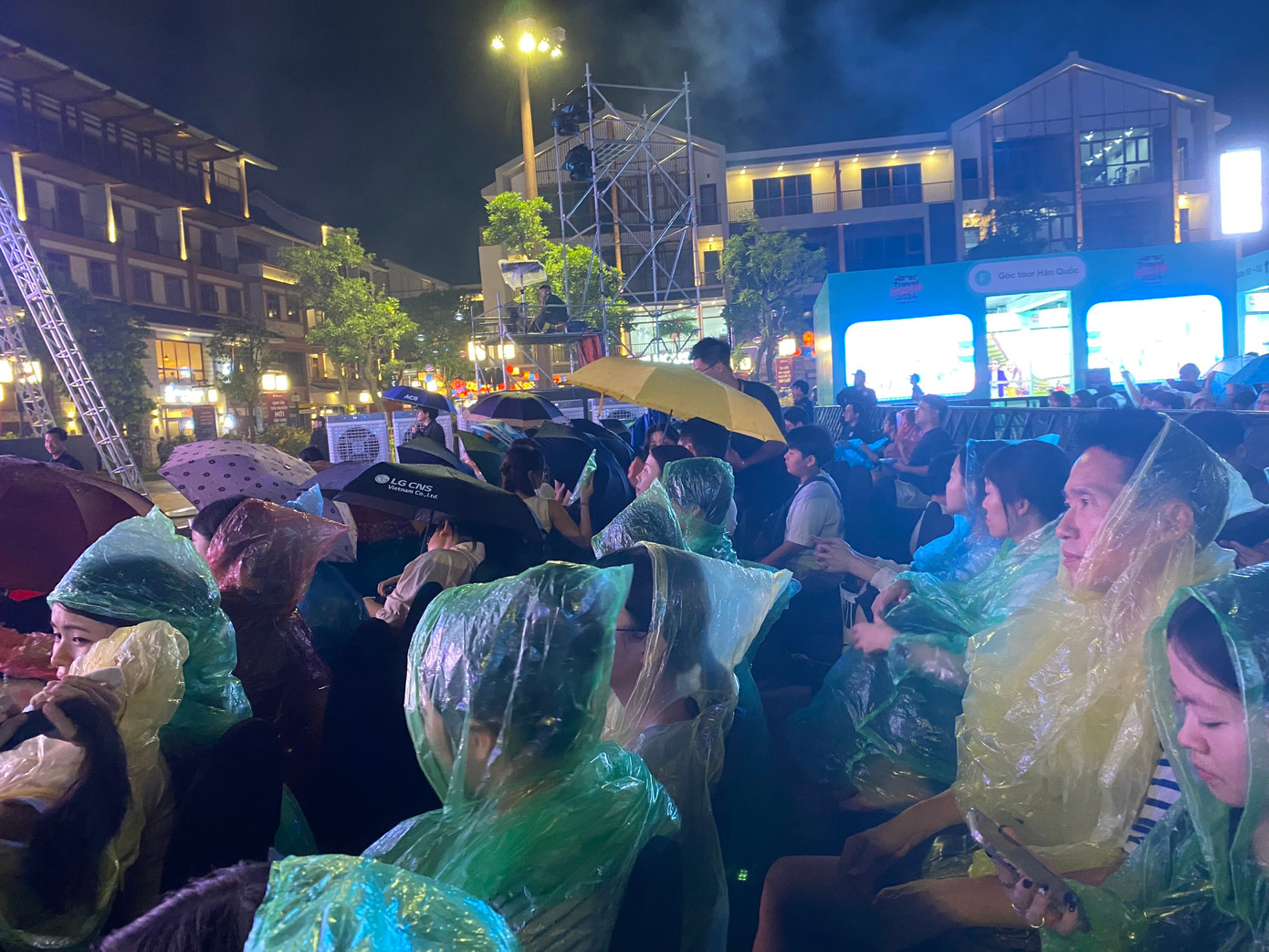 Khán giả đội mưa cổ vũ thần tượng.