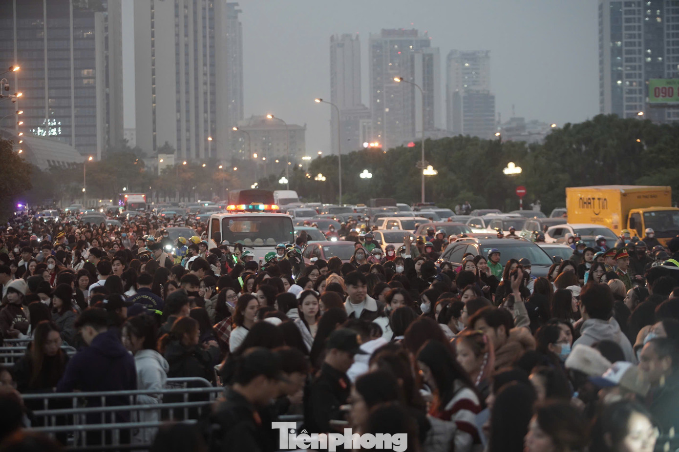 Cảnh ùn tắc, dòng người chen nhau chật cứng trước cổng. Phía trong sân, không khí càng thêm náo nhiệt vì gần sát giờ diễn.