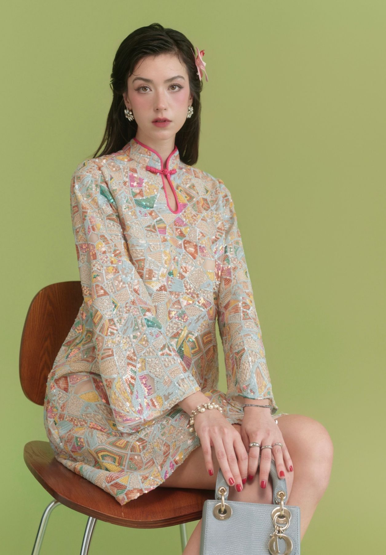 Chiếc váy được giới thiệu là "áo dài cách tân". Chiếc váy được giới thiệu là "áo dài cách tân".