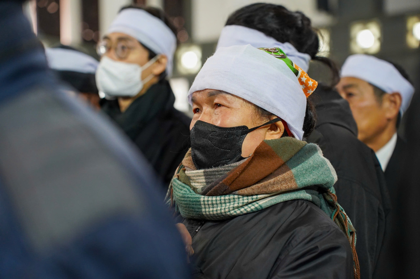 Phút tiễn biệt nghẹn ngào. Gia đình, đồng nghiệp bái biệt nhà thơ, nhà báo Dương Xuân Nam về miền mây trắng.