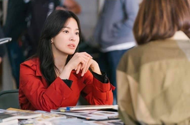 Trong phim, Song Hye Kyo vào vai Ha Young Eun, trưởng nhóm thiết kế của một hãng thời trang lớn. Nhân vật của nữ diễn viên 8x được miêu tả là một người phụ nữ thông minh, quyền lực và thực tế.