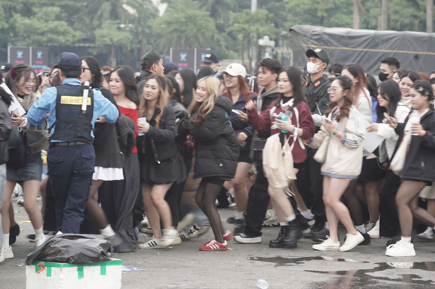 Ban tổ chức (BTC) đóng cửa check-in lúc 19h30. Từ sáng sớm 9/12, hàng nghìn người hâm mộ có mặt trước sân vận động quốc gia Mỹ Đình. Hầu hết khán giả đến sớm đều mua vé ở khu vực standing (vé đứng).