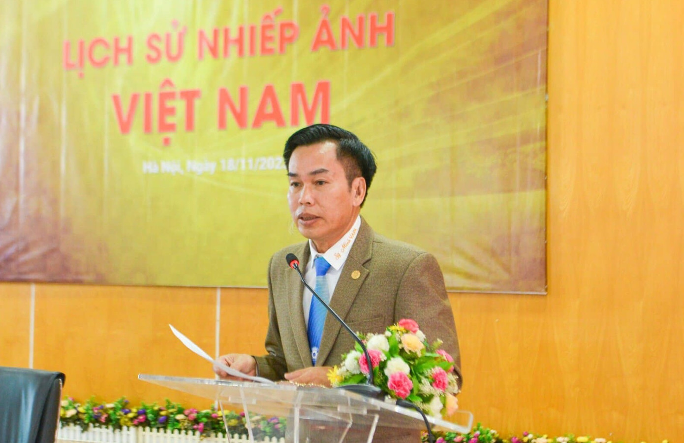 Phó Chủ tịch Hội NSNA Việt Nam Hồ Sỹ Minh khẳng định kinh phí eo hẹp là rào cản lớn với sự phát triển của nhiếp ảnh tại Việt Nam. Phó Chủ tịch Hội NSNA Việt Nam Hồ Sỹ Minh khẳng định kinh phí eo hẹp là rào cản lớn với sự phát triển của nhiếp ảnh tại Việt Nam.