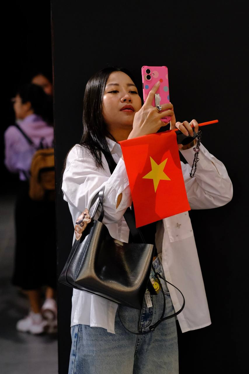 Một số khoảnh khắc đẹp tại Bảo tàng Lịch sử Quân sự Việt Nam trong sáng 26/4.