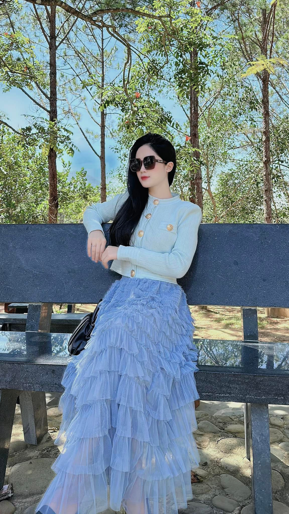 &quot;Chuyện tình của Hương và Dân không hẳn lâm li bi đát. Hai nhân vật đã có những khoảnh khắc hạnh phúc bên nhau, dù đều biết cái chết ở rất gần. Dân và Hương cố gắng sống trọn vẹn từng phút để không còn gì phải hối tiếc&quot;, Thùy Linh kể.