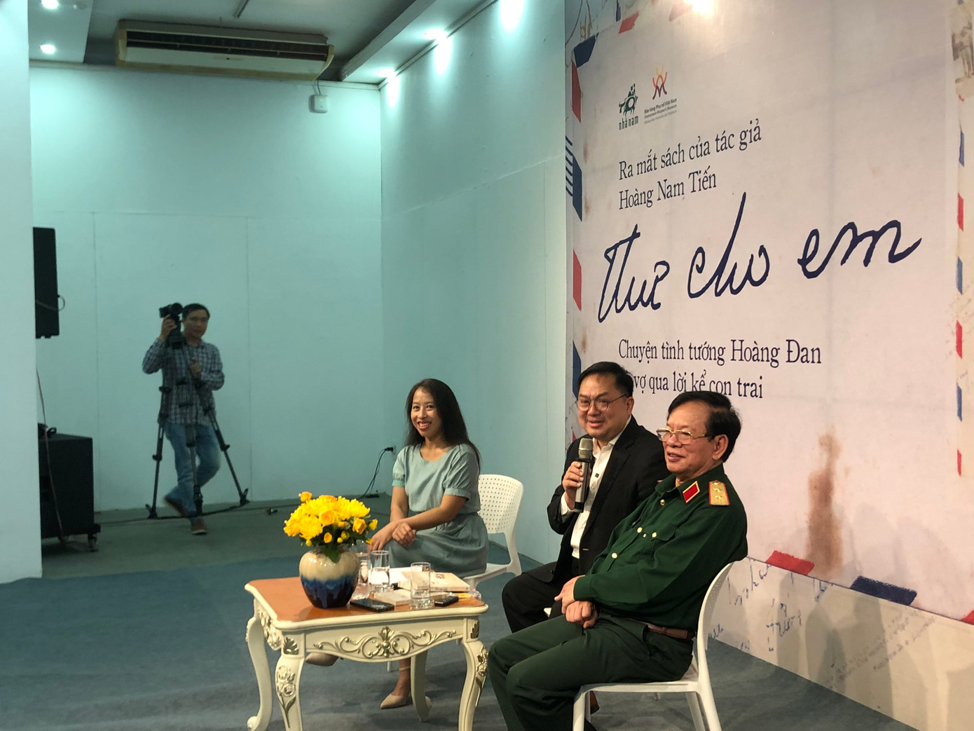 Tác giả Hoàng Nam Tiến (giữa) tại buổi ra mắt sách.