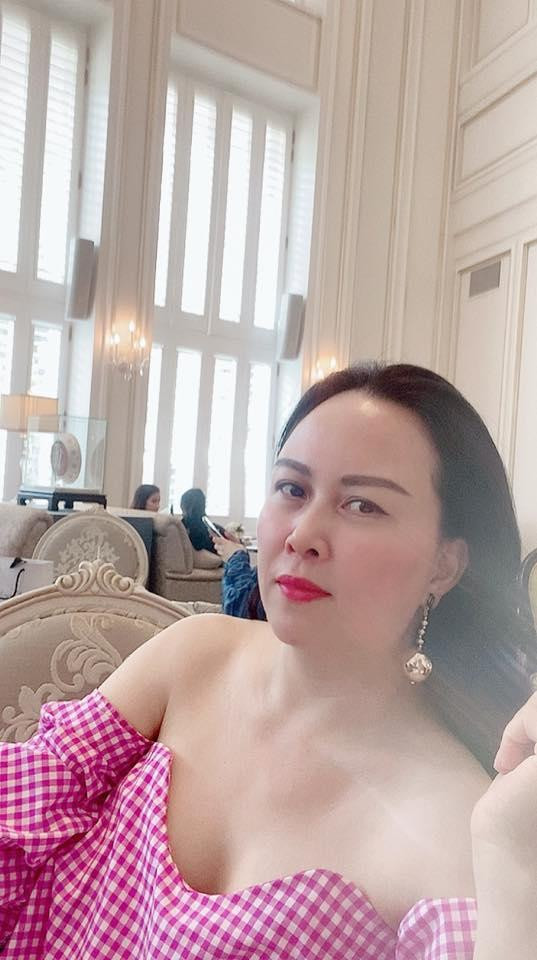 Nữ doanh nhân chăm diện những chiếc áo tôn lên bờ vai và vòng một quyến rũ