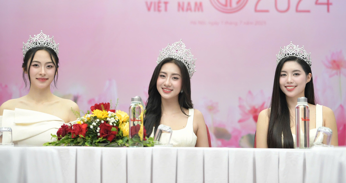 Chiều 1/7, top 3 Hoa hậu Việt Nam 2024 gồm Hoa hậu Hà Trúc Linh, hai Á hậu Trần Ngọc Châu Anh và Nguyễn Thị Vân Nhi có mặt tại tòa soạn báo Tiền Phong để tham gia chương trình giao lưu cùng cán bộ, nhân viên của báo.