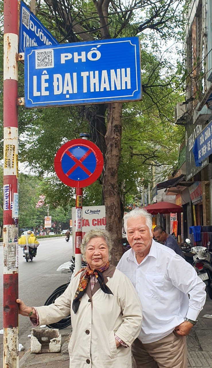 NSƯT Lê Chức và chị gái - nghệ sĩ Lê Mai - trên con phố mang tên nhà viết kịch Lê Đại Thanh ở Hải Phòng. Ảnh: NVCC. NSƯT Lê Chức và chị gái - nghệ sĩ Lê Mai - trên con phố mang tên nhà viết kịch Lê Đại Thanh ở Hải Phòng. Ảnh: NVCC.