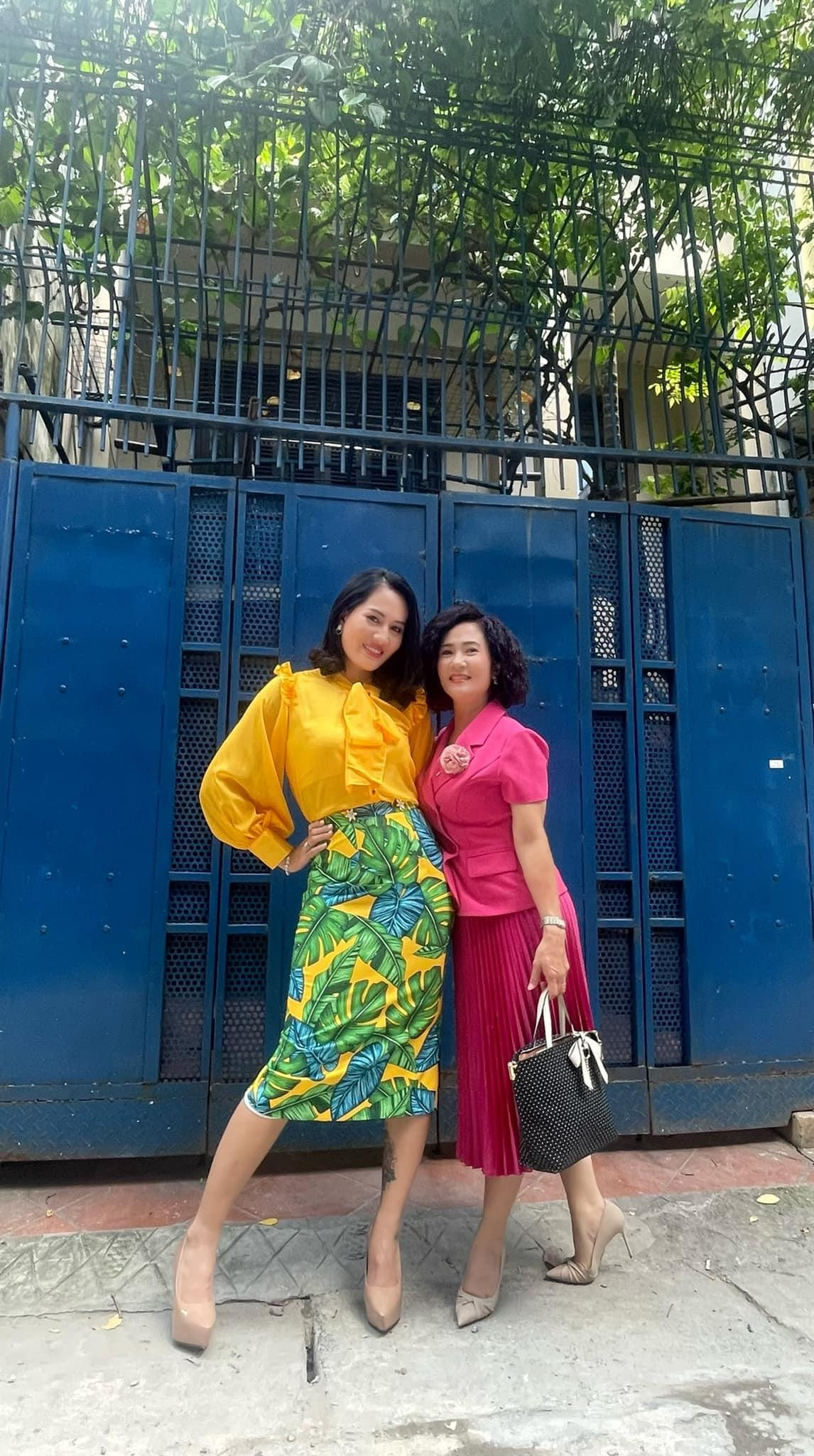 Trong loạt ảnh chụp chung, diễn viên Minh Cúc hài hước chú thích đây là "hội phu nhân" của phim. Trong khi bà Bằng có chức quyền, được các doanh nghiệp hậu thuẫn thì Thảo- vợ Tuấn (Doãn Quốc Đam) là người phụ nữ có cuộc sống xa hoa, mỗi ngày chỉ việc bỏ tiền ra đếm để giết thời gian (theo lời Tuấn).