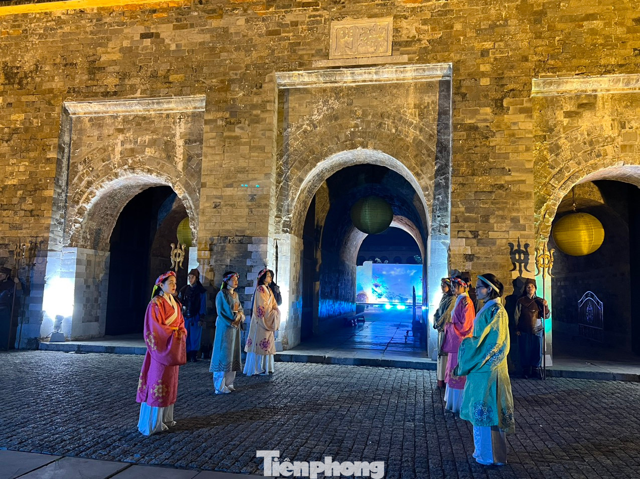 Tour đêm Hoàng cung Thăng Long - Một trải nghiệm độc đáo khởi động từ tháng 2/2023, được kỳ vọng là điểm sáng thu hút khách du lịch quốc tế đến với Hà Nội nói riêng và Việt Nam nói chung. Tối 4/1/2023, Trung tâm Bảo tồn Di sản Thăng Long - Hà Nội tổ chức lễ ra mắt, giới thiệu những trải nghiệm dành riêng cho khách quốc tế.