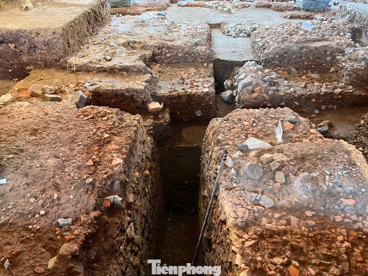 Các hố khai quật tiêu biểu, phản ánh sinh động dấu tích của tòa chính điện Kính Thiên thời Lê. Các hố khai quật tiêu biểu, phản ánh sinh động dấu tích của tòa chính điện Kính Thiên thời Lê.