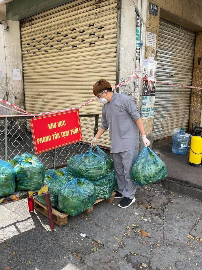 MC Đại Nghĩa đã thông qua tài khoản An Vui ủng hộ bệnh viện Trưng Vương 1.000 bộ đồ bảo hộ, 4 thùng khẩu trang y tế và tiếp tục gửi các phần quà gồm khoai, rau củ quả đến hơn 2000 hộ dân nằm trong các khu vực bị phong tỏa tại quận 9 MC Đại Nghĩa đã thông qua tài khoản An Vui ủng hộ bệnh viện Trưng Vương 1.000 bộ đồ bảo hộ, 4 thùng khẩu trang y tế và tiếp tục gửi các phần quà gồm khoai, rau củ quả đến hơn 2000 hộ dân nằm trong các khu vực bị phong tỏa tại quận 9