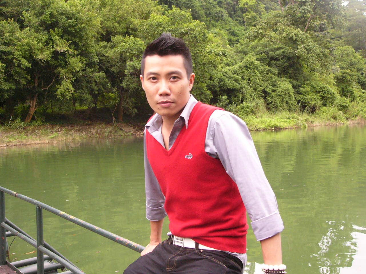 Các tác phẩm của anh đều mang vẻ u hoài, cô đơn ẩn chứa sự bùng nổ mãnh liệt.