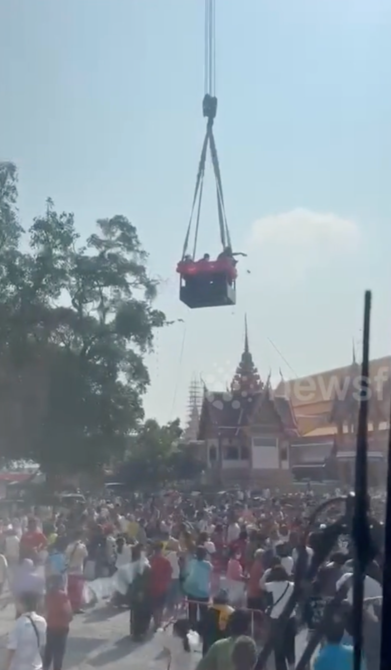 Đám đông vây kín sân chùa để nhận tiền.