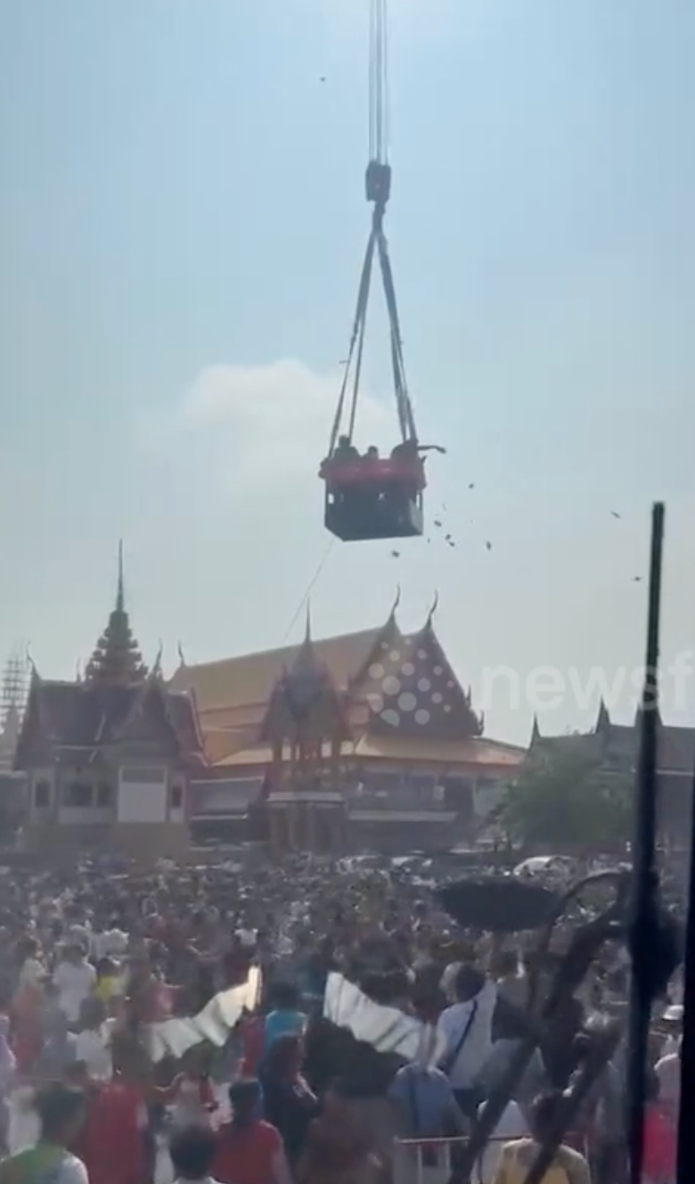 Đám đông vây kín sân chùa để nhận tiền.