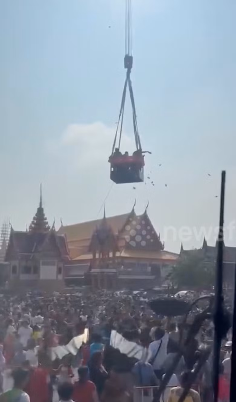 Đám đông vây kín sân chùa để nhận tiền. Đám đông vây kín sân chùa để nhận tiền.