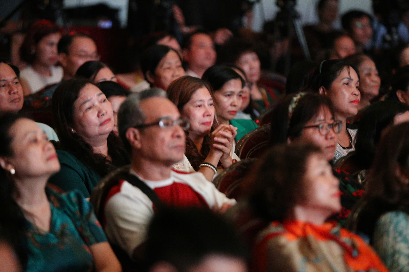 Hình ảnh Chủ tịch Hồ Chí Minh hiện lên gần gũi mà thân thương, với một cuộc đời vĩ đại được kể lại bằng ngôn ngữ của nghệ thuật và lòng thành kính sâu sắc. Nhiều khán giả rơi nước mắt khi xem chương trình.