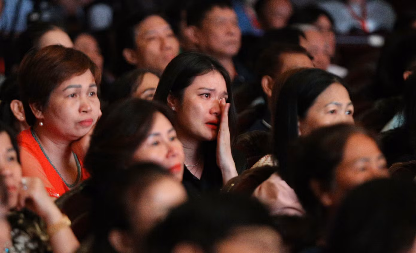 Hình ảnh Chủ tịch Hồ Chí Minh hiện lên gần gũi mà thân thương, với một cuộc đời vĩ đại được kể lại bằng ngôn ngữ của nghệ thuật và lòng thành kính sâu sắc. Nhiều khán giả rơi nước mắt khi xem chương trình.