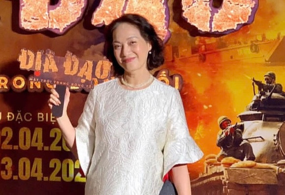 Dàn nghệ sĩ gạo cội như NSND Như Quỳnh, NSND Lê Khanh, vợ chồng NSND Lan Hương - NSƯT Đỗ Kỷ chúc mừng đạo diễn Bùi Thạc Chuyên và ê-kíp Địa đạo: Mặt trời trong bóng tối. Các nghệ sĩ hy vọng giới trẻ xem bộ phim để hiểu giá trị của hòa bình. "Lâu rồi tôi mới nhìn thấy diễn viên sống trong nhân vật thế này, đặc biệt là các diễn viên trẻ - những người chưa bao giờ trải qua sự khốc liệt của chiến tranh", NSND Lan Hương nói. Dàn nghệ sĩ gạo cội như NSND Như Quỳnh, NSND Lê Khanh, vợ chồng NSND Lan Hương - NSƯT Đỗ Kỷ chúc mừng đạo diễn Bùi Thạc Chuyên và ê-kíp Địa đạo: Mặt trời trong bóng tối. Các nghệ sĩ hy vọng giới trẻ xem bộ phim để hiểu giá trị của hòa bình. "Lâu rồi tôi mới nhìn thấy diễn viên sống trong nhân vật thế này, đặc biệt là các diễn viên trẻ - những người chưa bao giờ trải qua sự khốc liệt của chiến tranh", NSND Lan Hương nói.